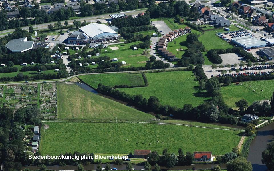 Het huidige Bloemketerp vanuit de lucht, met bovenin de rondweg en de hal van sportcentrum Bloemketerp, daaronder de volktuinen. Rechtsboven de Leeuwarderweg met een supermarkt. En rechtsonder de Noordergracht met het bolwerk, grens van de historische stadskern.  