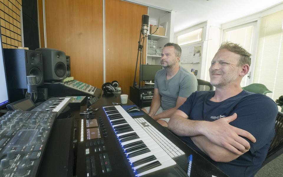 De Doelleazen maken het havo-examen muziek in hun studio in Buitenpost. Sybren Schaafsma (links) en Ronald Wielstra: 'Pizzicato? Jonguh, dat wit ik toch net.'