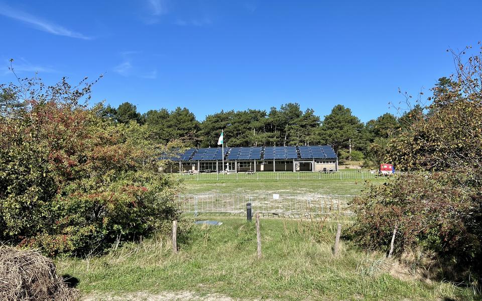 Groepsaccommodatie De Vliehorst. Op de voorgrond het afgezette terrein boven het waterbassin. 