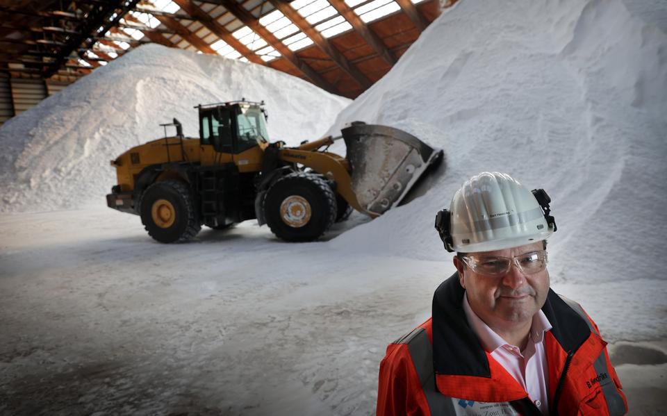 Directeur Bart Hendriks in de fabriek van Frisia Zout. 