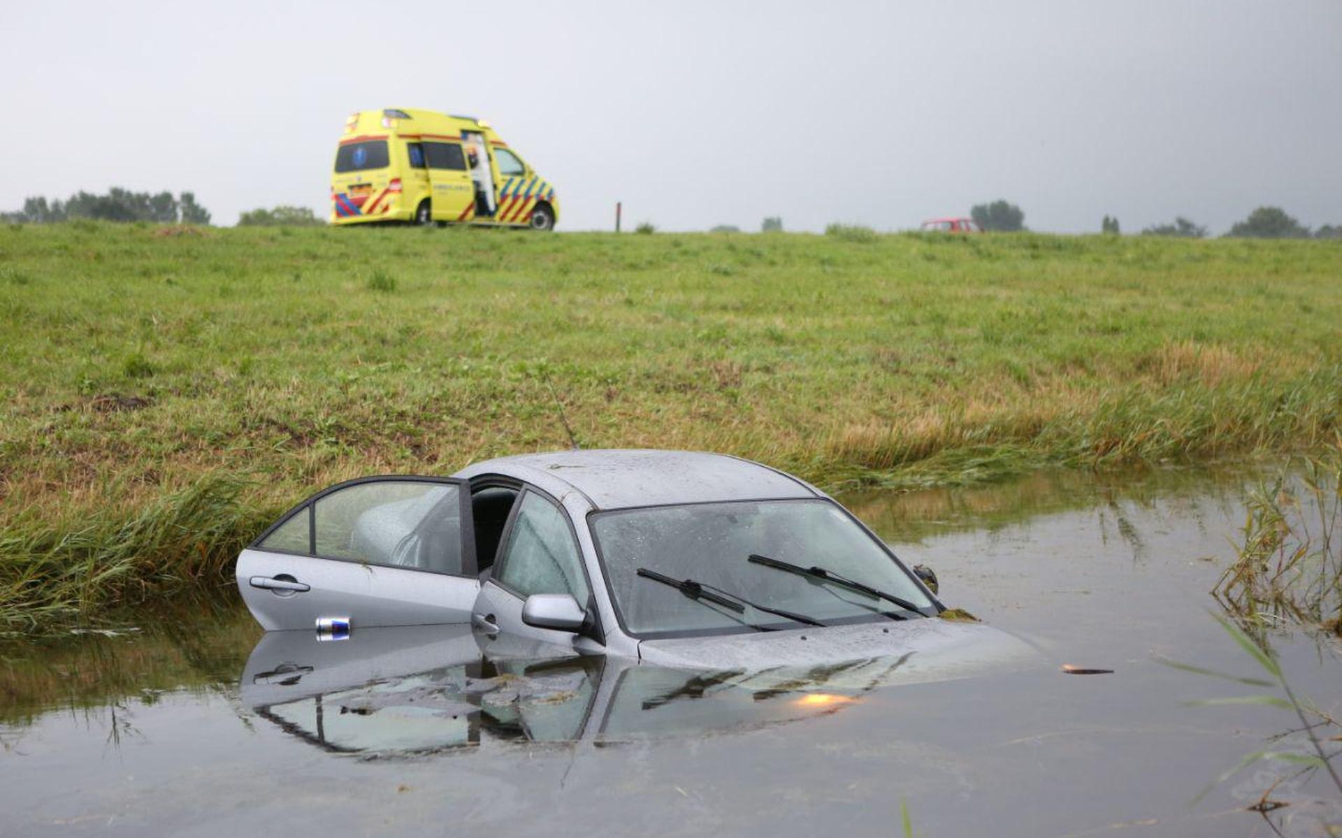 Auto te water bij Zweins (A31)