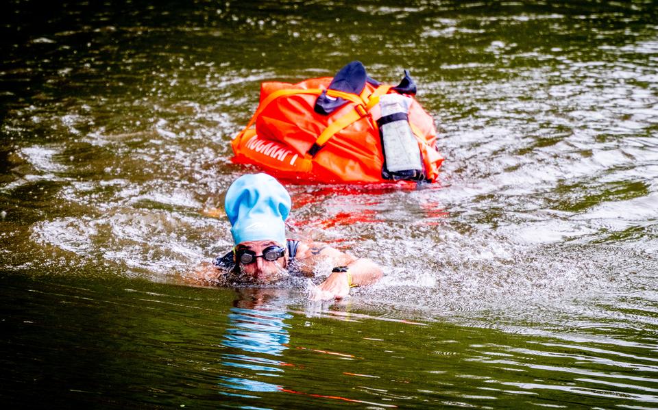 Eltjo Bazen begon maandag 7 juli aan zijn Elfstedentriatlon. 
