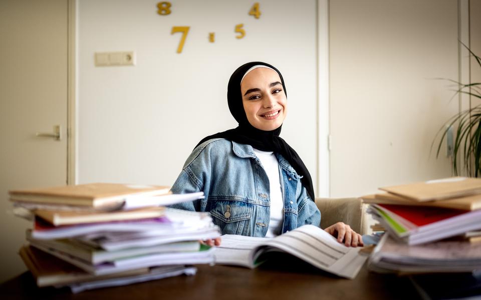 De Syrische Lin Saflow doet eindexamen vwo op het Drachtster Lyceum
