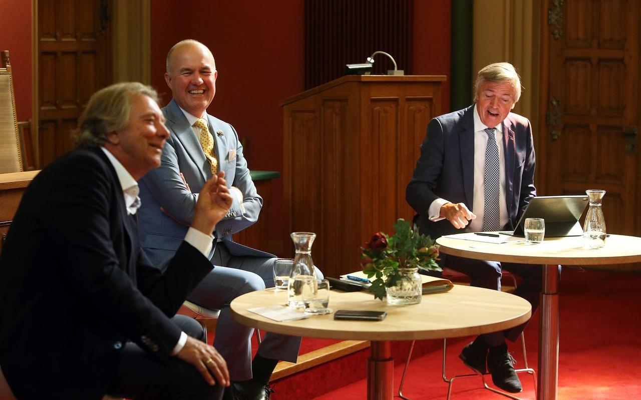 oud-burgemeester Hayo Apotheker (links), commissaris van de Koning Arno Brok en één van zijn voorgangers Loek Hermans in de Statenzaal in gesprek over bestuurlijke vernieuwing. oud-burgemeester Hayo Apotheker (links), commissaris van de Koning Arno Brok en één van zijn voorgangers Loek Hermans in de Statenzaal in gesprek over bestuurlijke vernieuwing.
