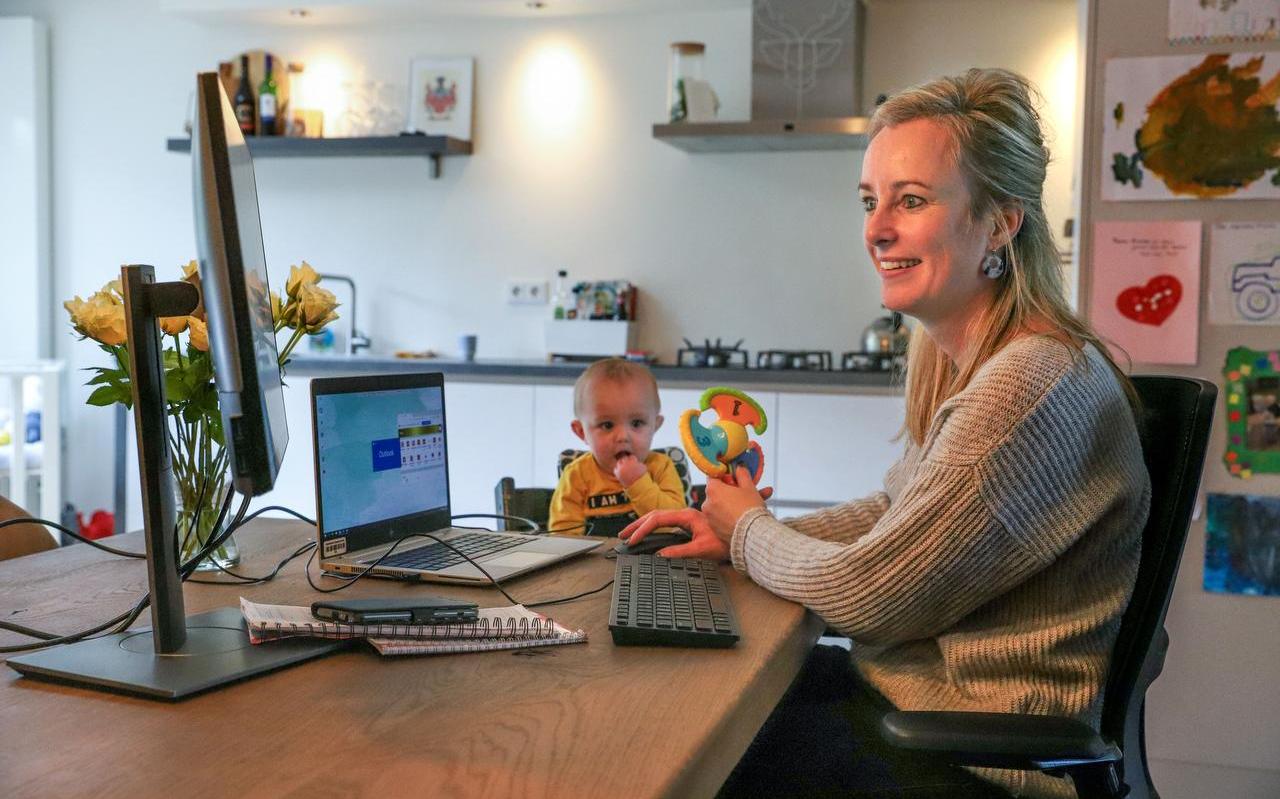 Annemieke Wassenaar werkt thuis in Oudehaske aan de keukentafel, zoontje Jurre kijkt toe. Annemieke Wassenaar werkt thuis in Oudehaske aan de keukentafel, zoontje Jurre kijkt toe.