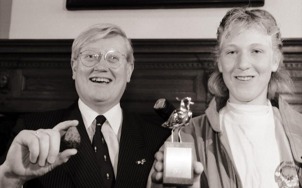 Wiegel krijgt op 10 maart 1992 het eerste kievitsei aangeboden van de destijds 17 jarige Jan Lolkema uit Hindeloopen.