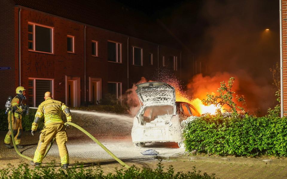 De brandweer blust een autobrand in Leeuwarden.