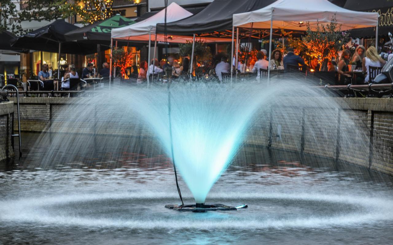 Een van de verlichte fonteinen die zijn uitgezet, gelegen in de gracht aan het Grootzand in Sneek. Vooral aan deze gracht werd overlast ervaren.