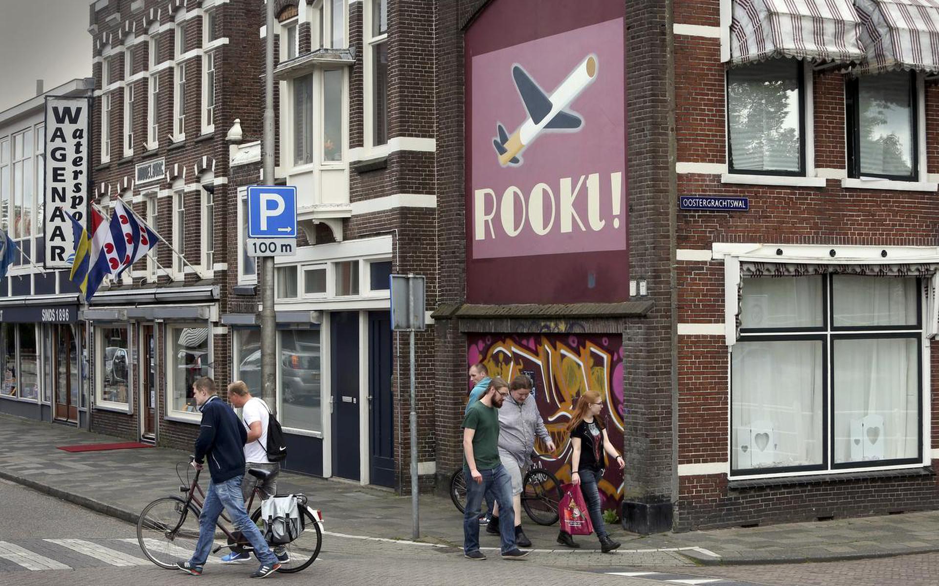 Historische tabaksreclame siert een gevel aan de Wijbrand de Geeststraat in Leeuwarden. FOTO NIELS WESTRA
