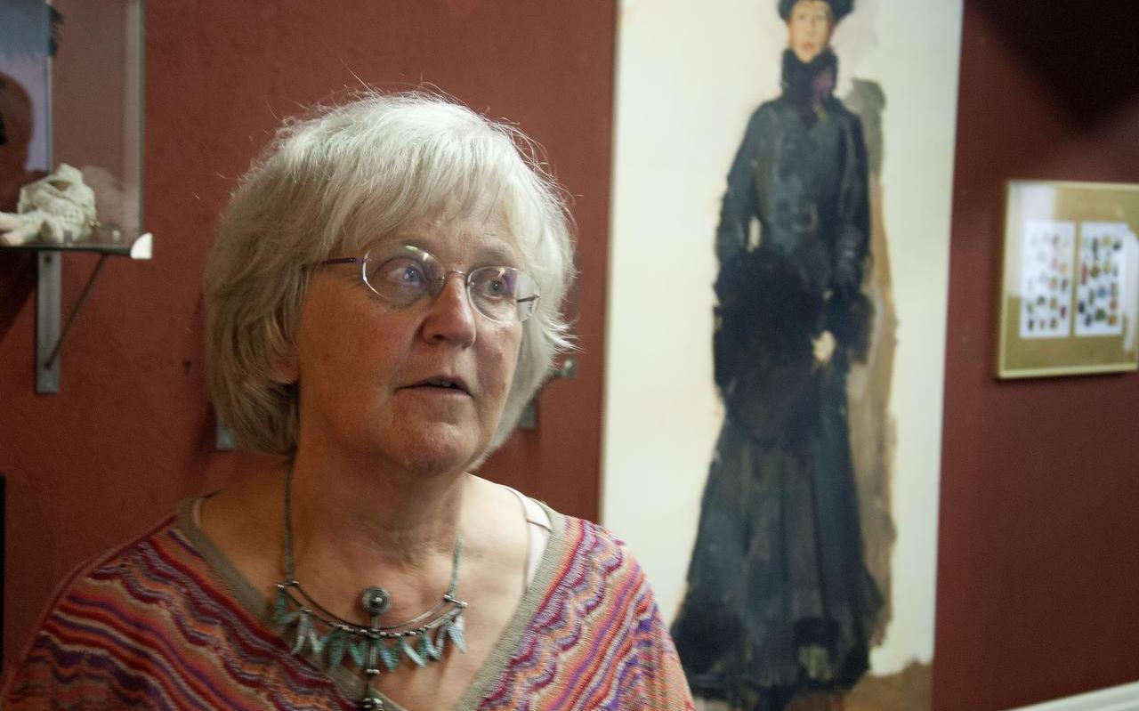Mayken Geersing-Dominicus in haar Mata Haritentoonstelling. ,,Ja ze was heel naïef.’’ FOTO LC/ASING WALTHAUS
Mayken Geersing-Dominicus in haar Mata Haritentoonstelling. ,,Ja ze was heel naïef.’’ FOTO LC/ASING WALTHAUS