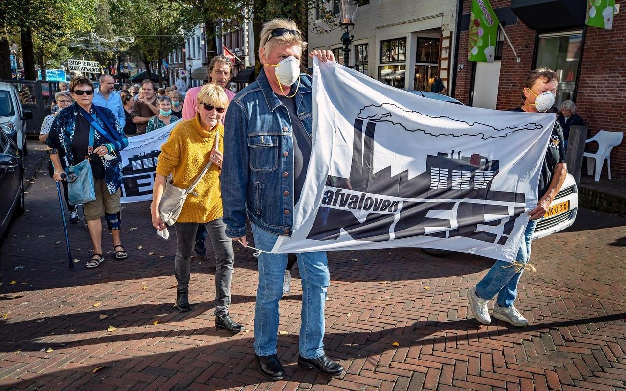 Zaterdag protesteerden ruim tweehonderd Harlingers tegen de afvaloven. Fotograaf Niels de Vries Zaterdag protesteerden ruim tweehonderd Harlingers tegen de afvaloven. Fotograaf Niels de Vries