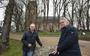 Lubbert Tilma (links) en Cees Vos bij de Sint Vituskerk in Stiens. Van de 120 bomen moeten er 30 gekapt worden. FOTO HOGE NOORDEN/JAAP SCHAAF