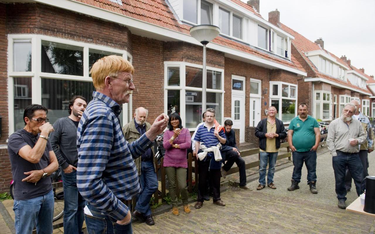 Andries Ekhart stond dicht bij de mensen. Zoals hier in de Leeuwarder Veestraat in 2014, bij de plaatsing van rookmelders.