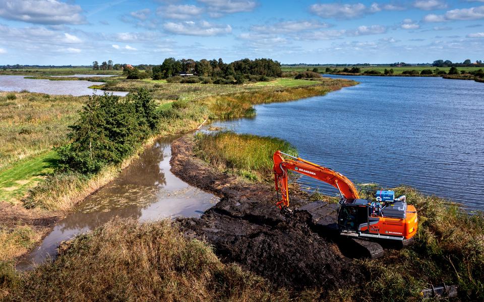 Oeverwerkzaamheden bij Goëngahuizen voor het halen van de KRW-doelen. 