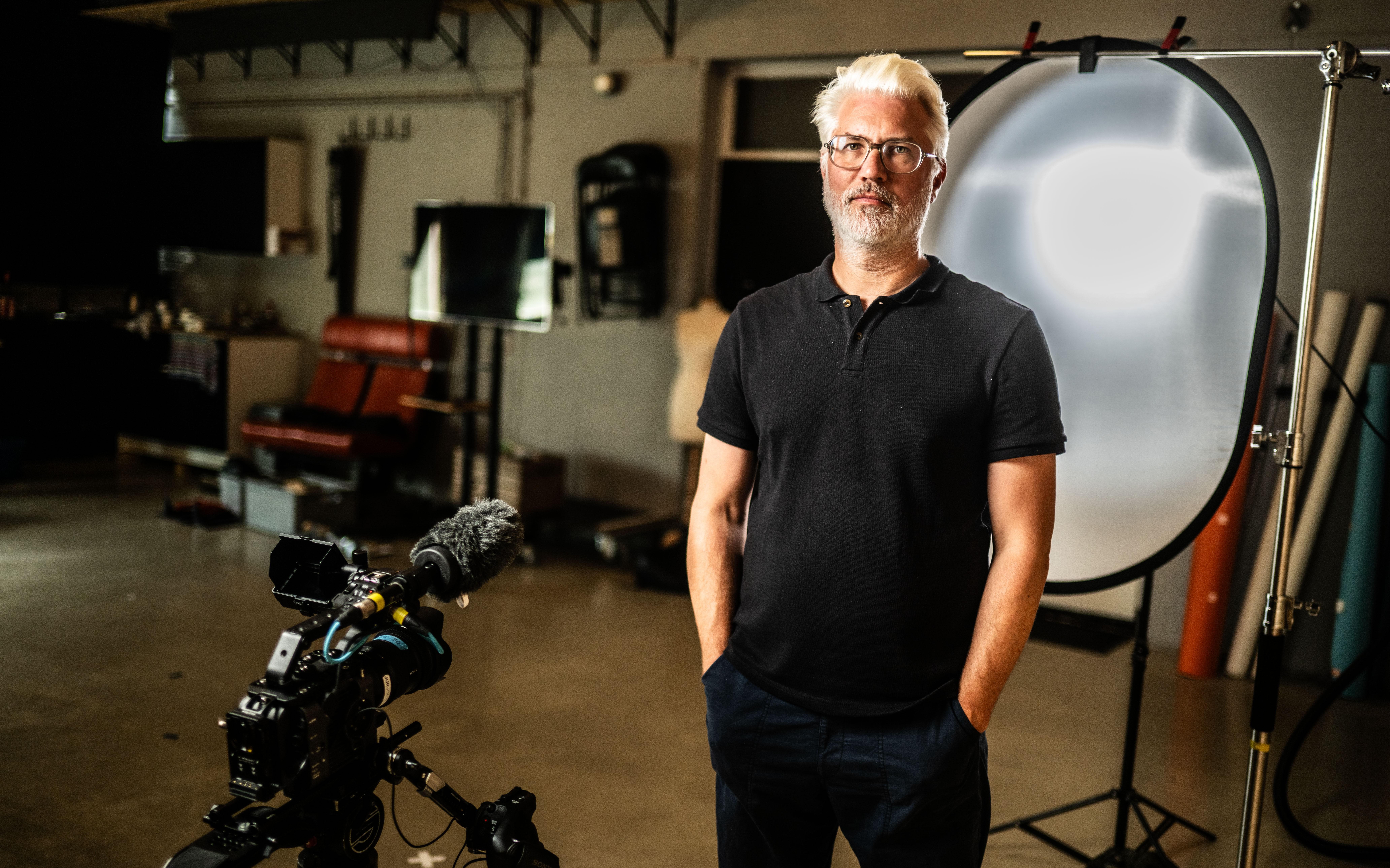 Joris Hoebe in filmstudio mustkieke in Leeuwarden. 