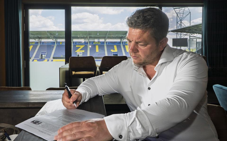 Drachtster ondernemer en naamgever van het Cambuurstadion Pieter Kooi met het examen economie.