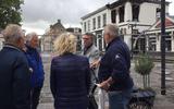 Burgemeester Andre van de Nadort praat met onder meer Wim en Tini de Lange en Harry Kuipers na over de brand die dinsdagavond woedde in het voormalige gemeentehuis. FOTO LC
