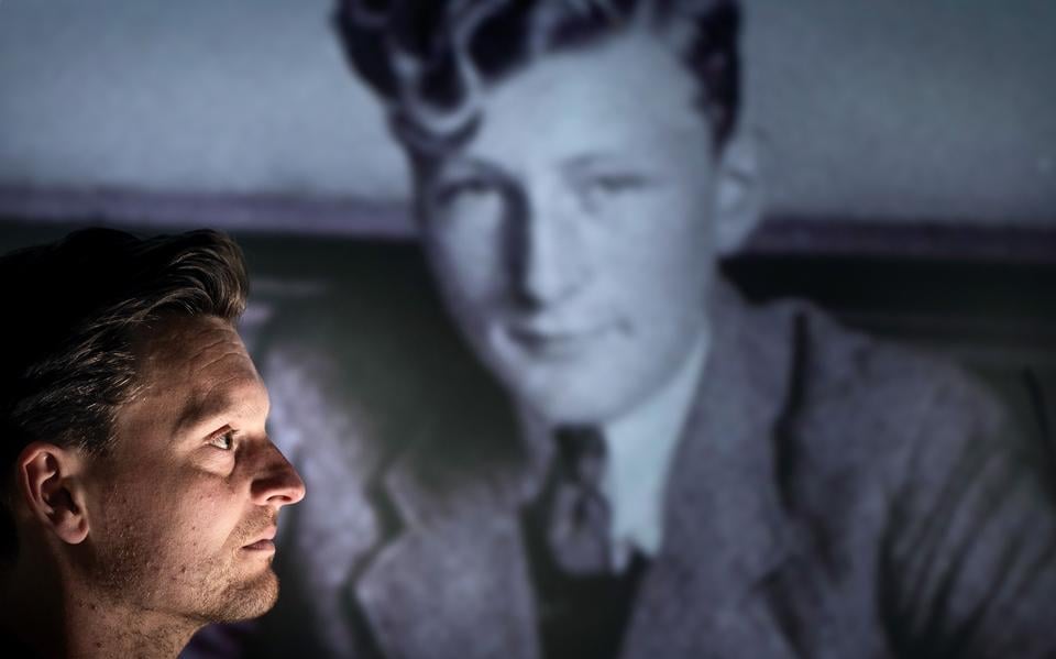 Boike Teunissen,  geschiedenisleraar uit Groningen, bij een portret van zijn opa Auke van der Wal (1923-2019) uit Leeuwarden.