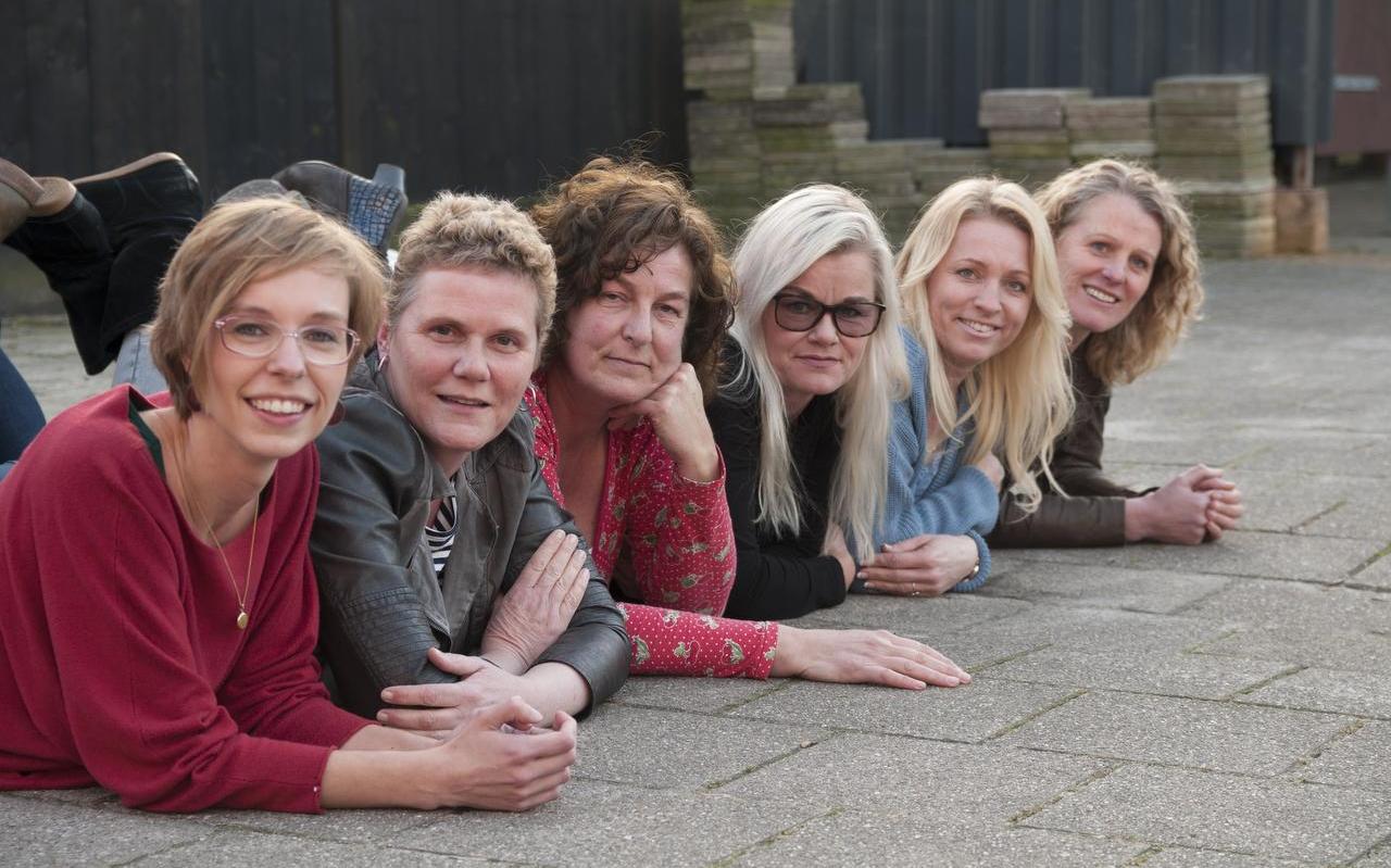 Zes Friese organizers die het Marie Kondo-effect merken. V.l.n.r: Ymkje Kuperus, Tineke ten Brug, Tea Rodenburg, Johanna Hoekstra, Jenny van den Hurk en Christa de Bos FOTO: NIELS AKKER Zes Friese organizers die het Marie Kondo-effect merken. V.l.n.r: Ymkje Kuperus, Tineke ten Brug, Tea Rodenburg, Johanna Hoekstra, Jenny van den Hurk en Christa de Bos FOTO: NIELS AKKER