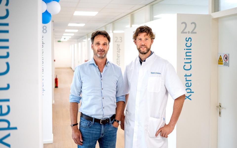 Regiomanager Marco Sloot (links) en orthopedisch chirurg Jasper Zwiers in de gang van de nieuwe kliniek. 