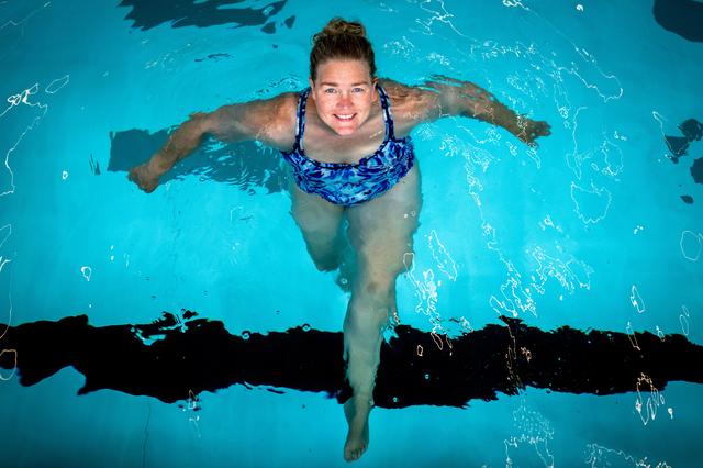 Zwemster Astrid (39) uit Reduzum doet met donornier mee aan Transplant Games: ‘Ik kan het weer’