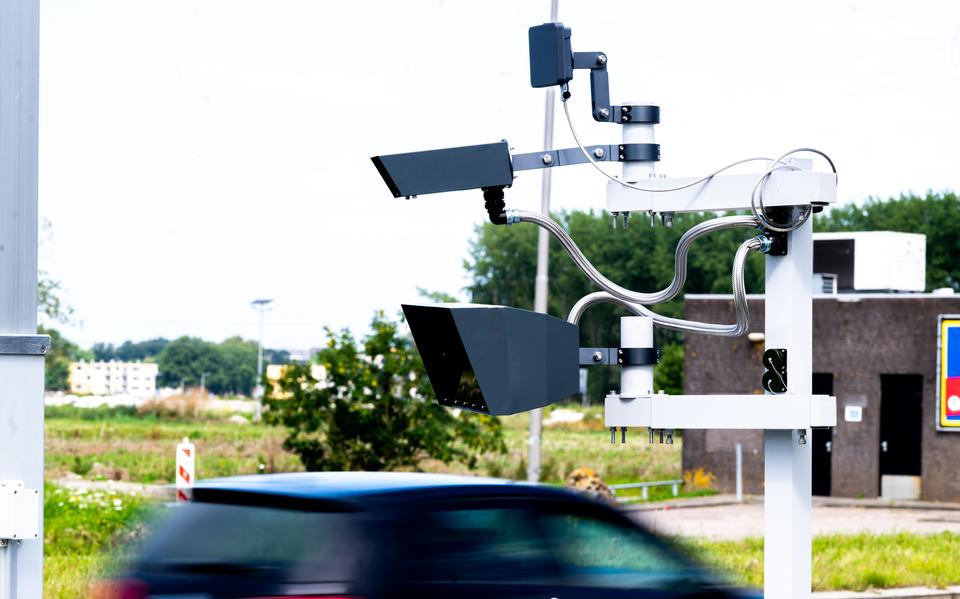 Een fonkelnieuwe focusflitser langs de Overijsselselaan aan de zuidkant van Leeuwarden. 