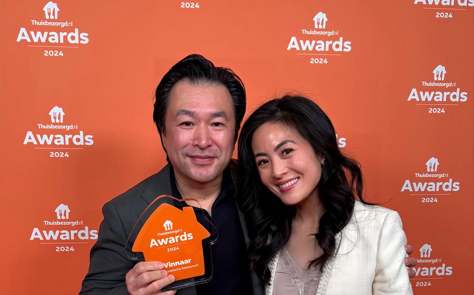 Fong Yeh en Li-Ya Chan met de Thuisbezorgd-award voor beste Aziatische restaurant van Nederland.