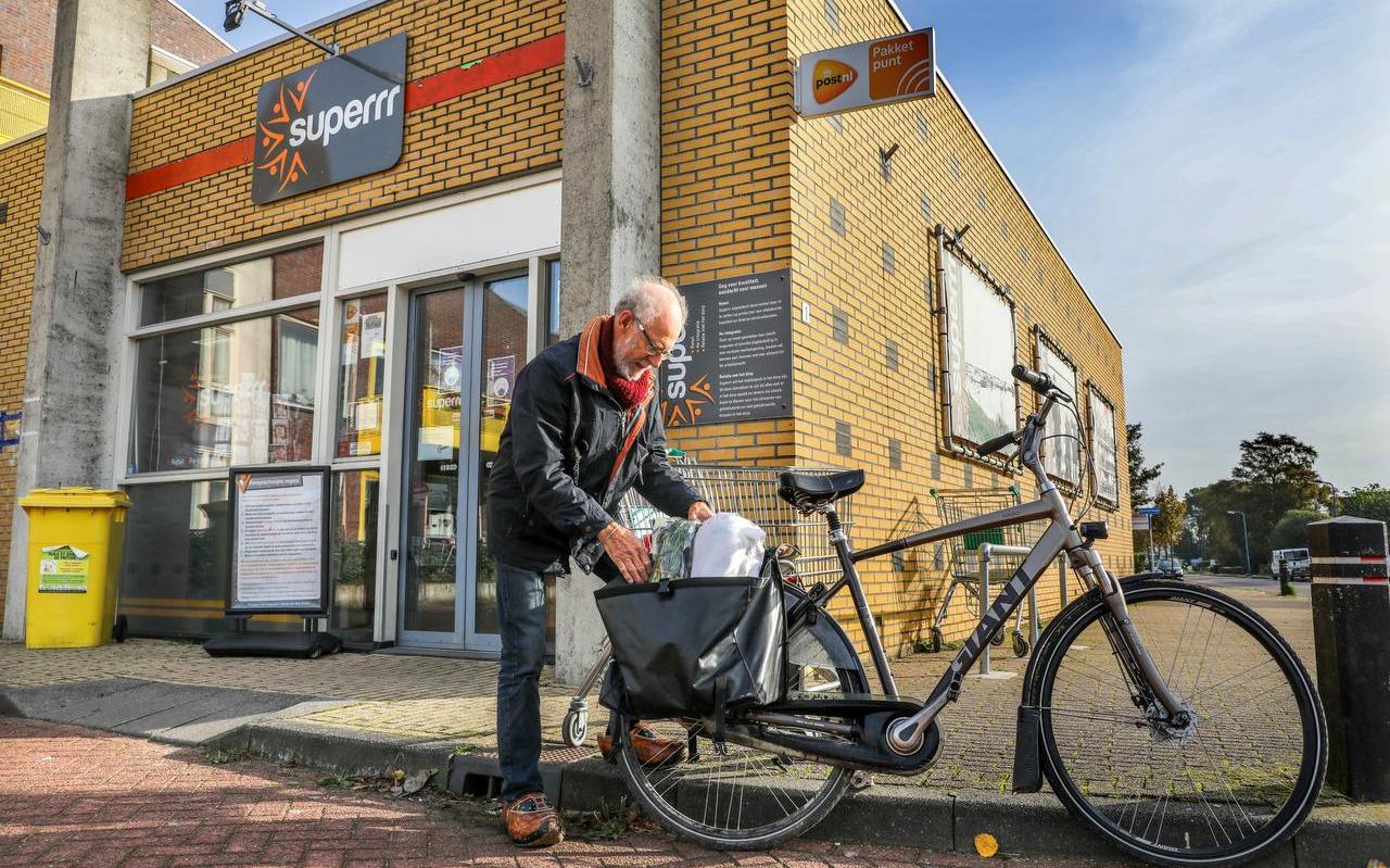 Sibbele Witteveen was verrast toen hij hoorde dat zorgsupermarkt Superrr in Oosterzee gaat sluiten. Sibbele Witteveen was verrast toen hij hoorde dat zorgsupermarkt Superrr in Oosterzee gaat sluiten.