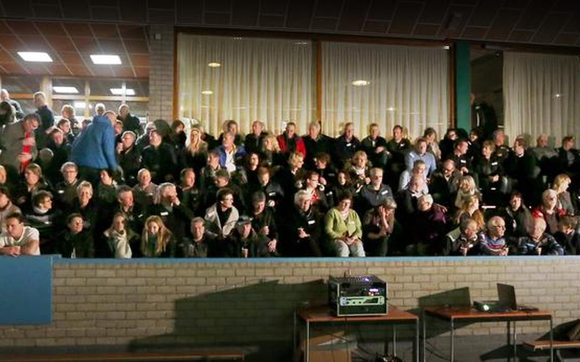 Ho, ho! Niet schuiven met ons voetbalveld - Leeuwarder Courant