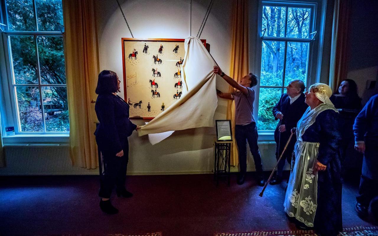 Onthulling in Sint Nyk: 'Een wandkleed is geen pannenlap' - Leeuwarder Courant