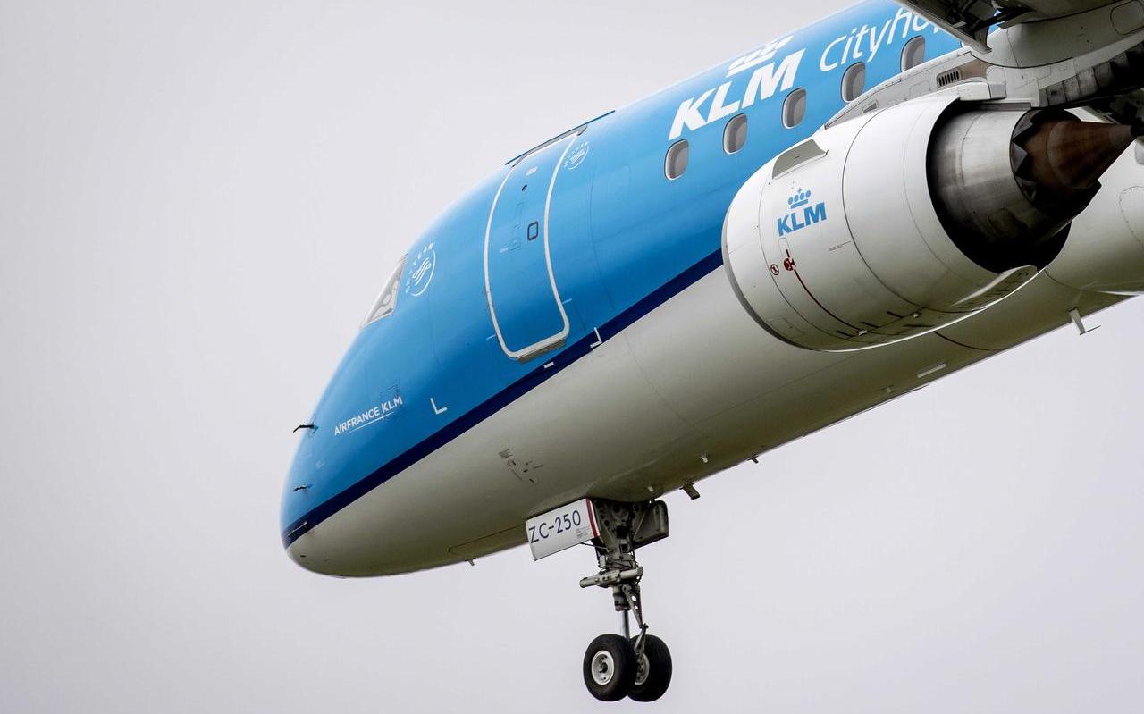 Een KLM-vliegtuig landt op de Polderbaan op Schiphol. Een KLM-vliegtuig landt op de Polderbaan op Schiphol.