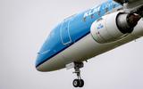 Een KLM-vliegtuig landt op de Polderbaan op Schiphol. 