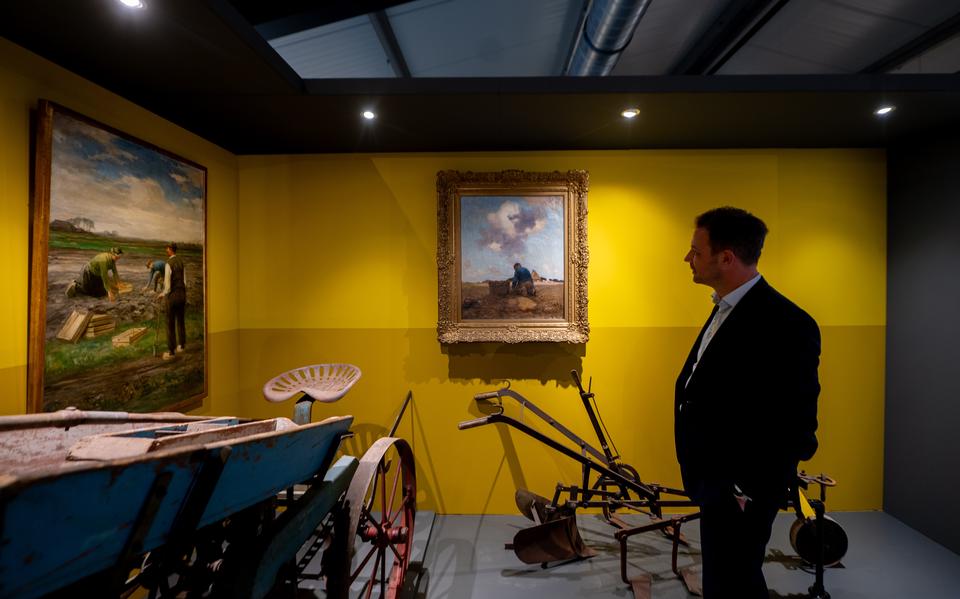 Enkele oude landbouwwerktuigen in het Fries Landbouwmuseum. 