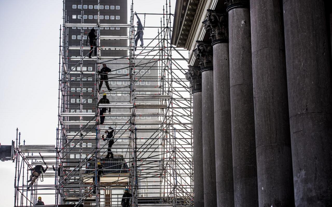 Opbouw van podia voor de opening van LF2018 op het Wilhelminaplein in Leeuwarden. FOTO HOGE NOORDEN/JACOB VAN ESSEN
Opbouw van podia voor de opening van LF2018 op het Wilhelminaplein in Leeuwarden. FOTO HOGE NOORDEN/JACOB VAN ESSEN
