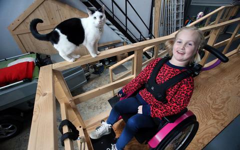 Luna Wassenaar uit Leeuwarden poseert met haar poes Lieffie. De achtjarige heeft de zeldzame Noordzeeziekte en gaat snel achteruit. Haar roze rollator heeft plaatsgemaakt voor een roze rolstoel.
