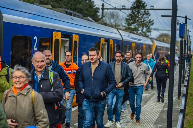 Proef met treinstop bij Thialf ‘tige súksesfol’, gedeputeerde Matthijs de Vries wil dat stop blijver
