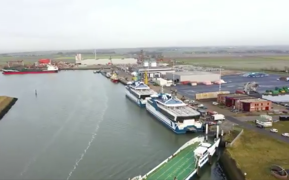 De nieuwe schepen van Doeksen worden in Harlingen gerepaeerd en afgebouwd.
