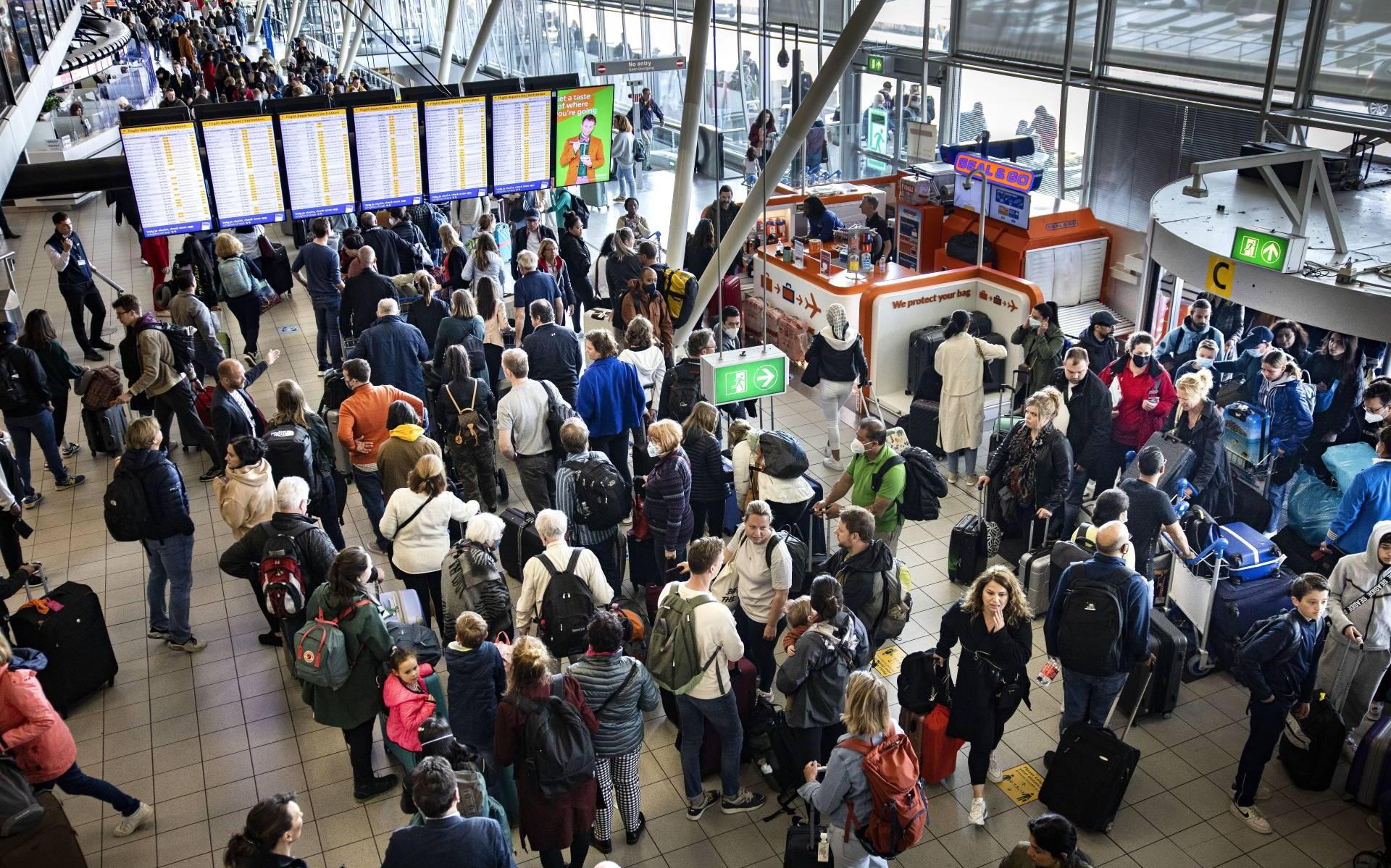 Drukte op Schiphol tijdens staking KLM-personeel - Leeuwarder Courant