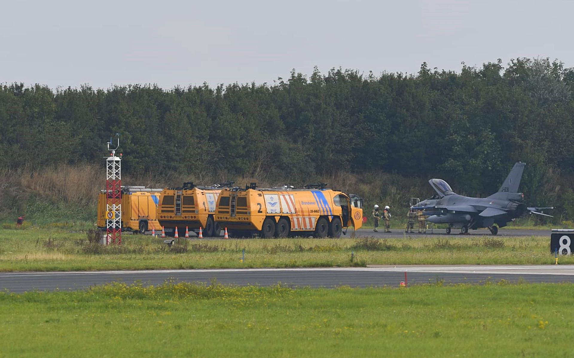 De F-16 bij landing op de basis in Leeuwarden. FOTO COMPACT MEDIA