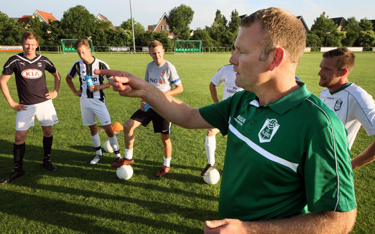 Trainer Broer Wiebe de Ringh. ,,Oft wy wat yn de fjirde klasse te sykjen ha? Is FC Emmen klear foar de earedivyzje?'' FOTO SIMON BLEEKER