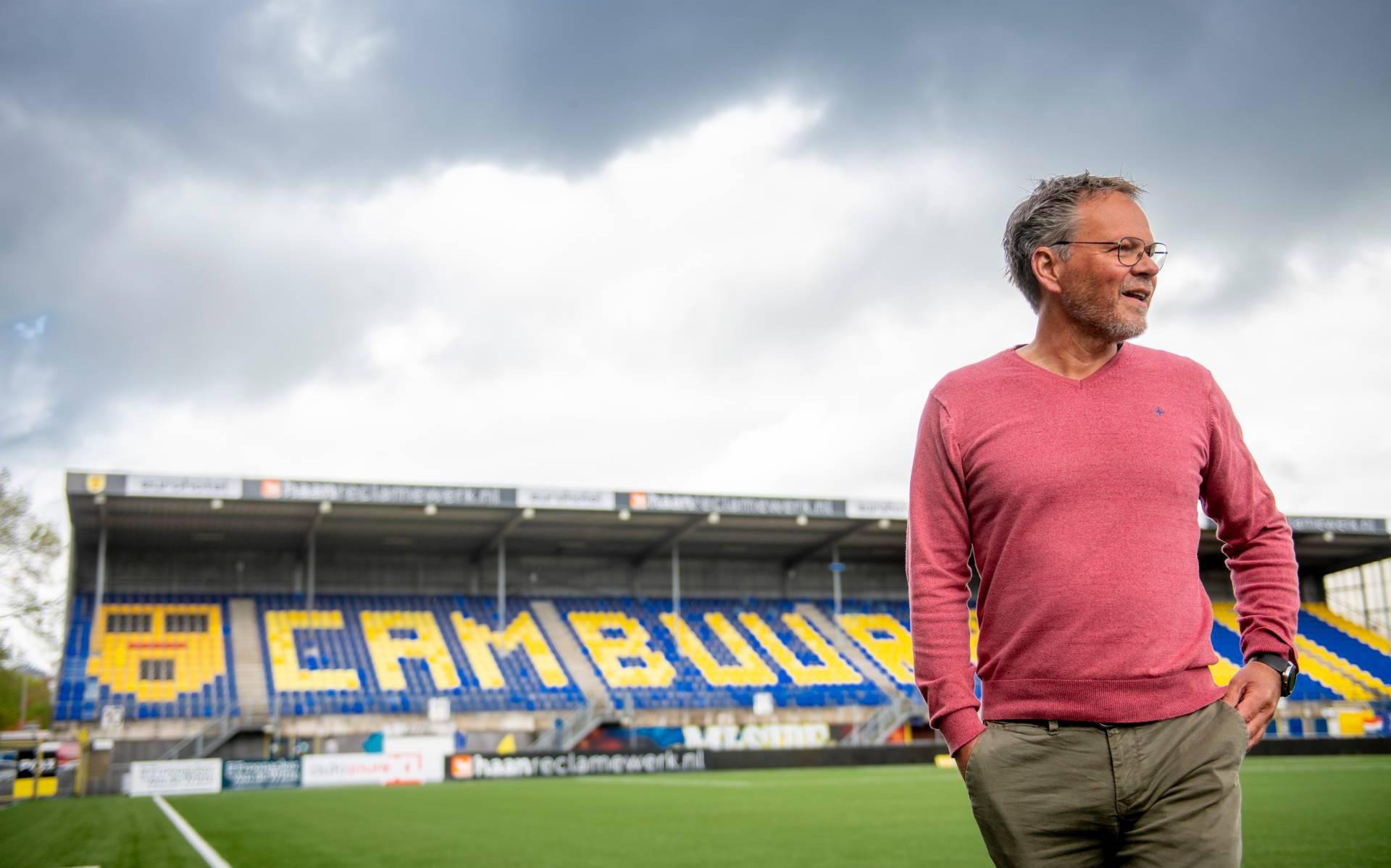 Trainer Henk de Jong in het stadion van SC Cambuur. 