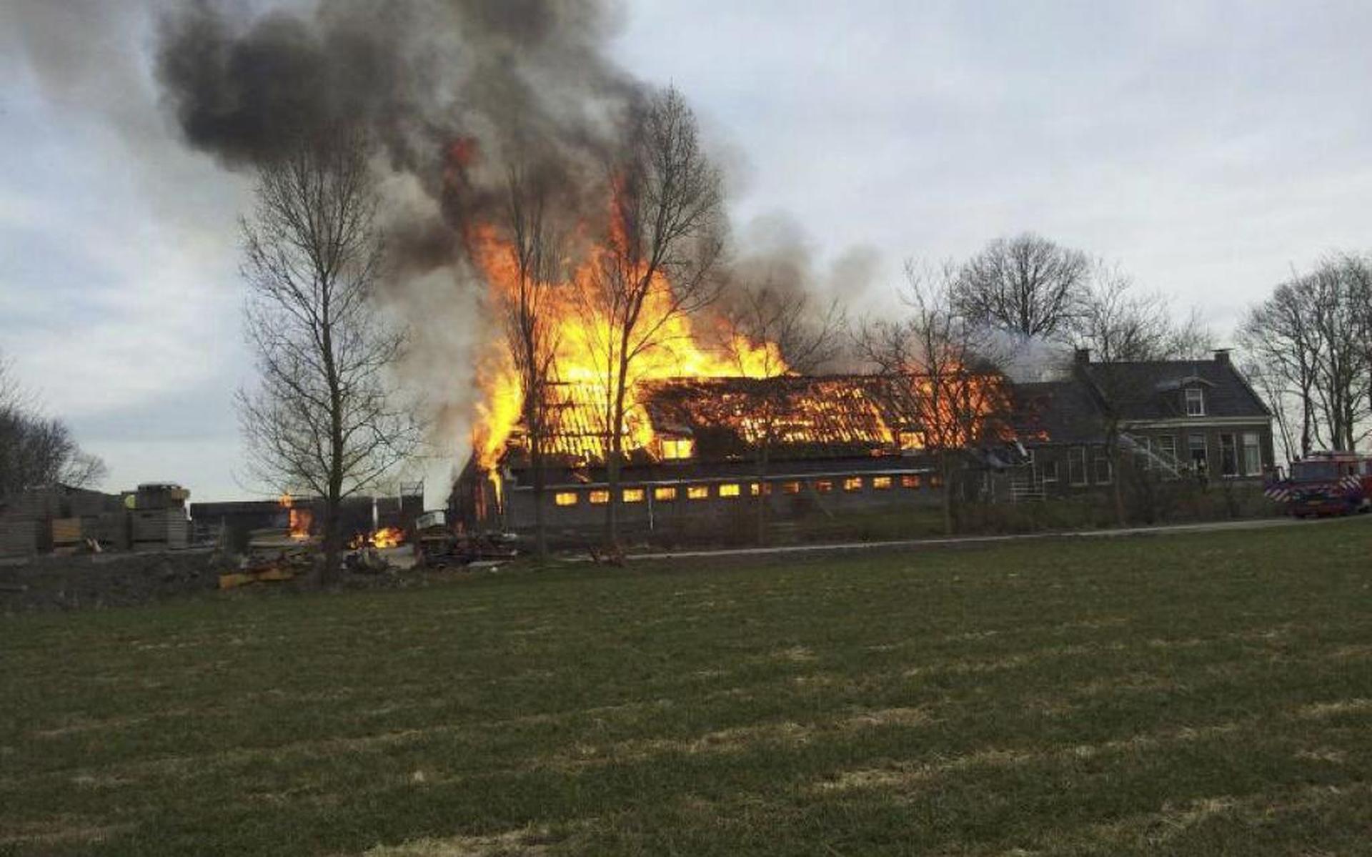 Boerderij Engwierum gaat in vlammen op