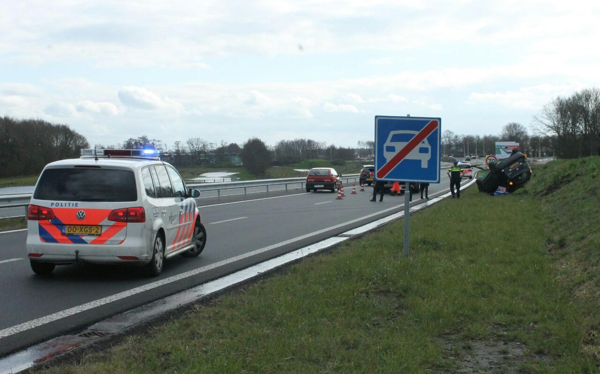 Auto over de kop op Centrale As - Leeuwarder Courant