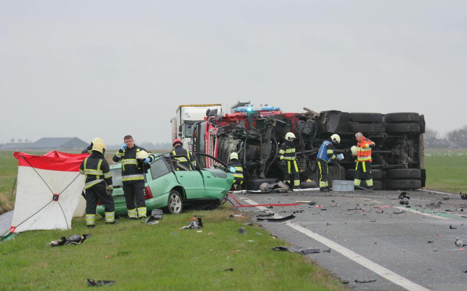 Automobilist Botst Op Vrachtwagen Met Betonblokken - Leeuwarder Courant