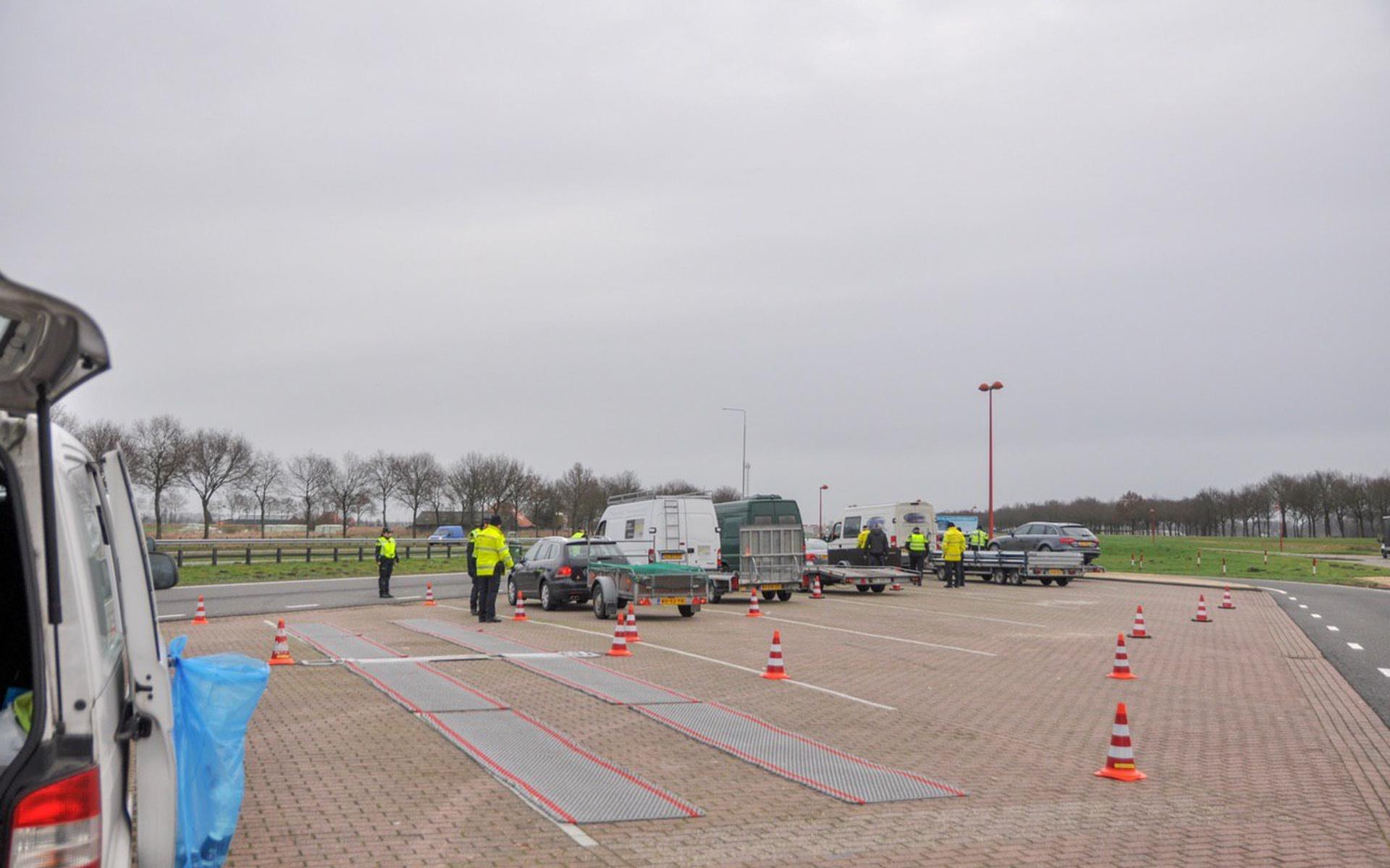 Rijbewijs ingevorderd, meerdere bekeuringen bij verkeerscontroles - Leeuwarder Courant