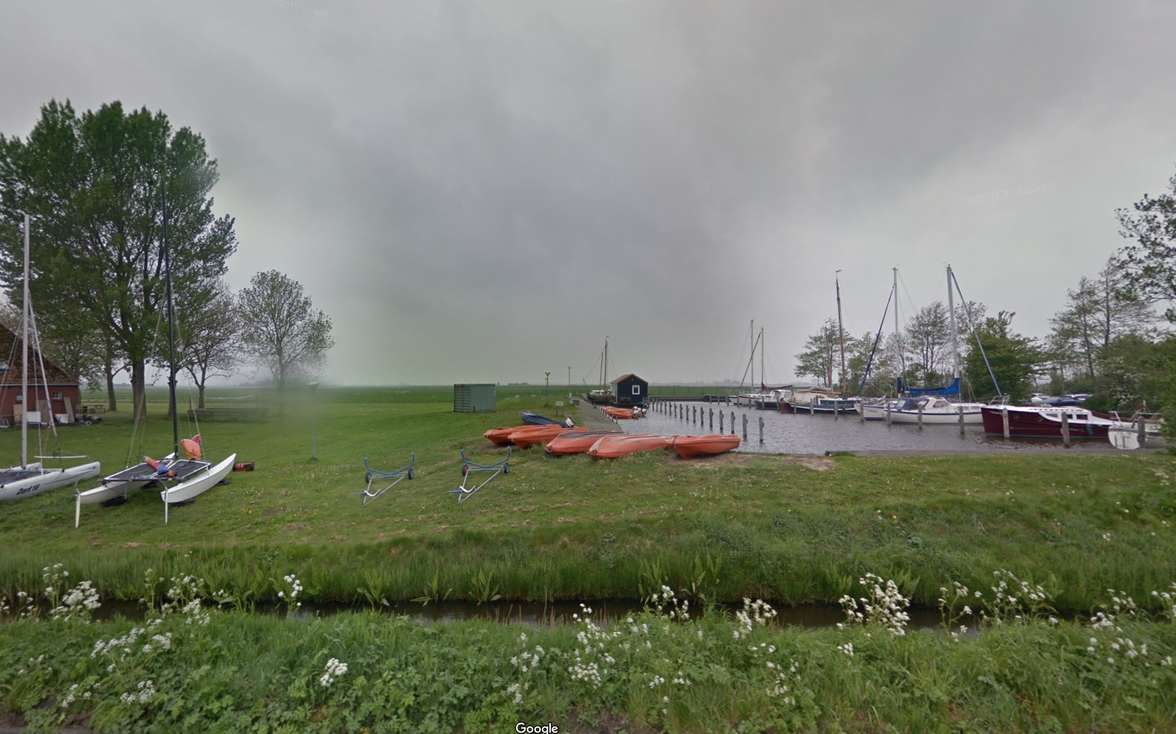 Woonboot in Oudega (SWF) moet bij zeilschool weg - Leeuwarder Courant