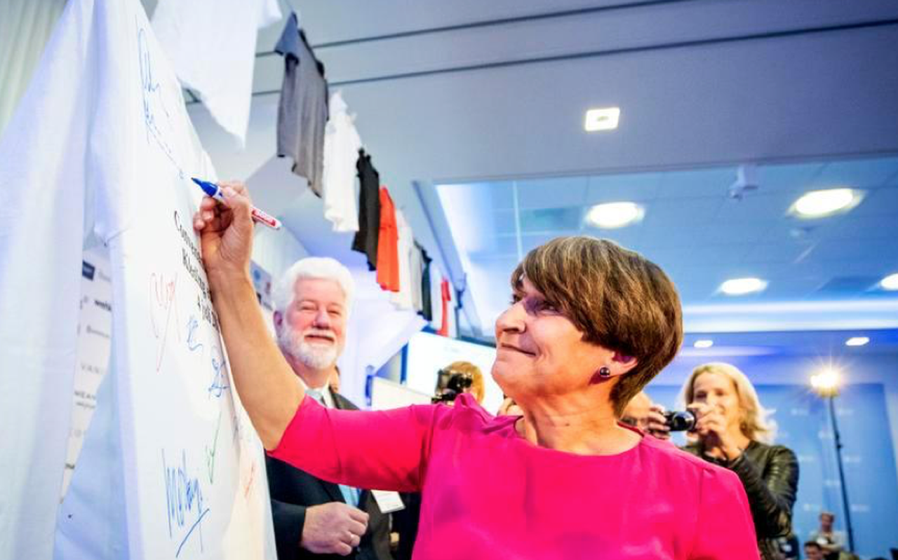 Minister Lilianne Ploumen ondertekent het convenant Duurzame Kleding en Textiel. Hierin beloven ruim vijftig Nederlandse kledingbedrijven zich in te zetten voor duurzame kleding. FOTO ANP / ROBIN VAN LONKHUIJSEN