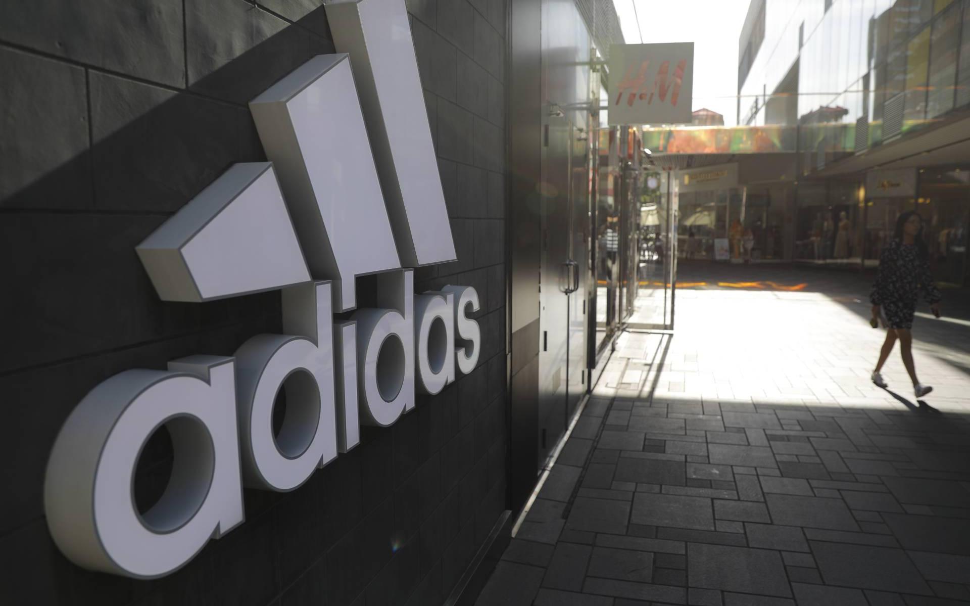 Nike en Adidas door sluiten fabrieken Leeuwarder Courant
