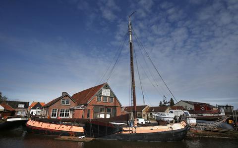 De historische scheepswerf Welgelegen in Franeker, gezien vanaf het water.