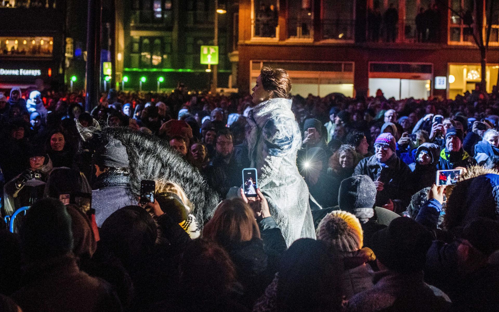 Nynke Laverman zingt zittend op Fries paard Tonjes 'Seis oere thús' tijdens de opening van Culturele Hoofdstad. FOTO ANP